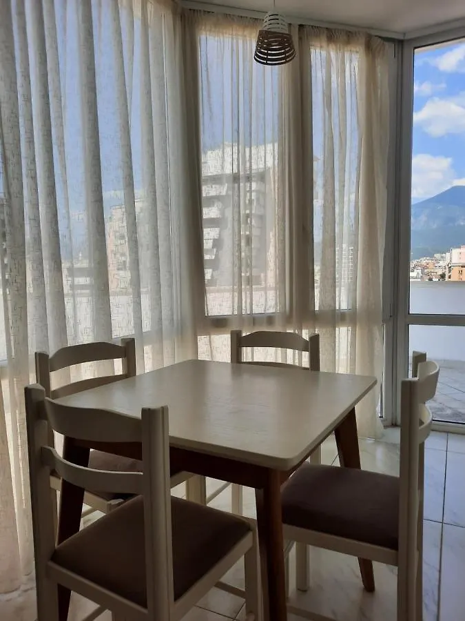 Apartment With City View 地拉那