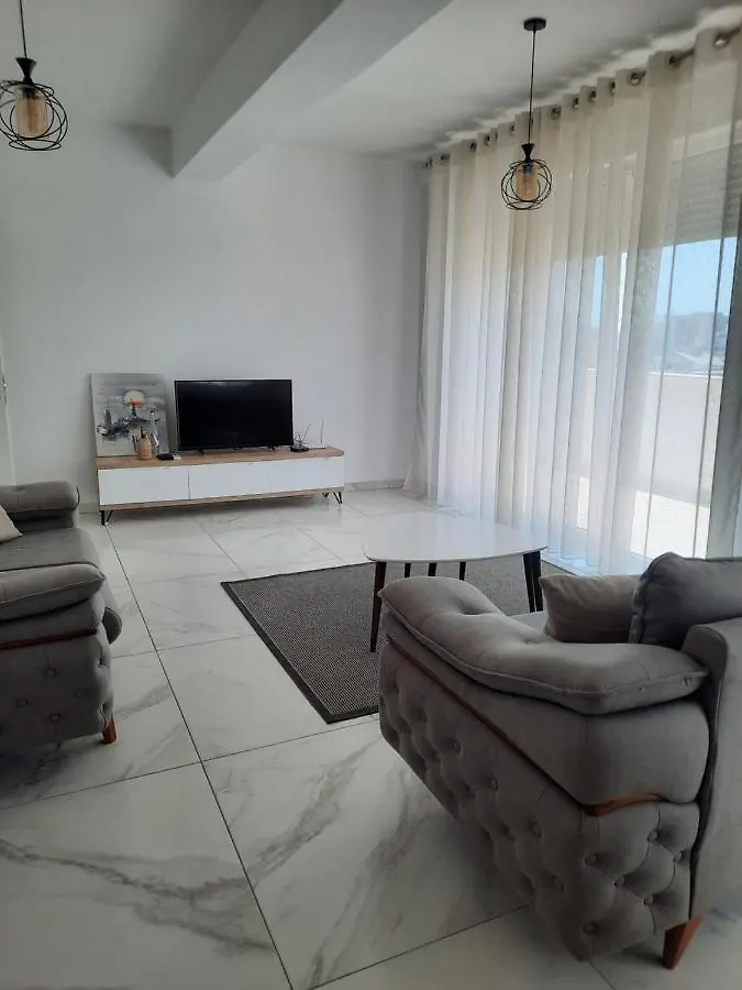 Apartment With City View 地拉那