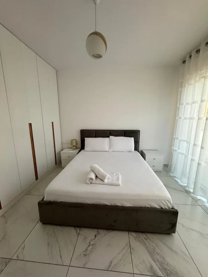 Apartment With City View 地拉那